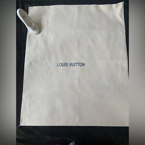 LOUIS VUITTON larger creme color envelope style dust bag VGUC